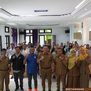 Penjabat (Pj) Wali Kota, Sonny Budaya Putra, A..P, M.Si ketika membuka Workshop Pengembangan Strategi Bisnis Ekonomi Kreatif yang diselenggarakan Dinas Pemuda, Olahraga dan Pariwisata (Disporapar) di Hotel Pangeran, Senin (9/12/2024). Foto: Kominfo Padang Panjang