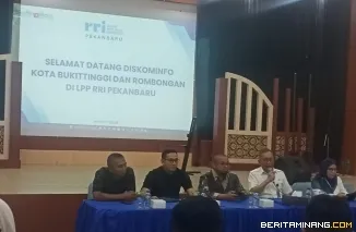 Rombongan study Pers Diskominfo Bukittinggi bersama wartawan ke LPP RRI Pekanbaru disambut hangat Kepsta RRI Pekanbaru M.Bugi Hidayat di Aula RRI Pekanbaru,Senin(23/12) Foto : Dok Yus