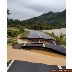 Kondisi jalan putus akibat Banjir di Nagari Koto Nan Tigo Utara Surantih, Kecamatan Sutera, Pessel, Senin (2/12/2024). Foto: BPBD Pessel
