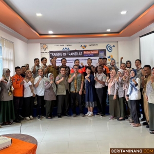 Kepala Pelaksana (Kalaksa) BPBD Kabupaten Pesisir Selatan, Yuskardi berfose bersama peerta Training of Trainer (TOT) Augmented Reality (AR) dalam rangka kegiatan piloting pemanfaatan inovasi untuk meningkatkan kesadaran publik dan diseminasi informasi terkait kebencanaan, Selasa (3/12/2024) di Aula Cabang BRI Painan. Foto: Kominfo Pessel