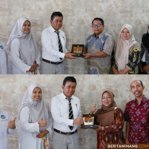 Sekretaris UNP, Dr. Erianjoni, S.Sos., M.Si bersama Kepala BPMI UNP, Prof. Dr. Abna Hidayati, S.Pd., M.Pd ketika memberikan cindera mata kepada delegasiUniversitas Tadulako (Untad) dan Universitas Dharmas Indonesia (Undhari) pada, Senin (9/12/2024). Foto: Humas UNP