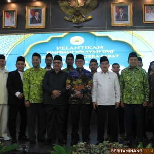 Ketua Umum Pengurus Pusat Dewan Masjid Indonesia, Jusuf Kalla foto bersama usai mengukuhkan Pengurus Wilayah DMI Sumatera Barat (Sumbar) periode 2024-2029, di Auditorium Gubernuran, Minggu (15/12/2024). Foto: Biro Adpim Sumbar