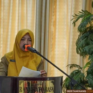 Kepala Dinkes Kota Padang Panjang, dr. Faizah ketika memberikan sambutan dalam kegiatan Orientasi Posyandu Terintegrasi (Posyandu Siklus Hidup) bagi Tim Pembina Posyandu Kota Padang Panjang, di Aula Hotel Rangkayo Basa, Selasa (3/12/2024). Foto: Kominfo Padang Panjang