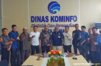 Rombongan study Pers Diskominfo Bukittinggi disambut hangat Dinas Kominfo, Statisik dan Persandian Kota Dumai. Rombongan disambut Kadis Kominfo dan PWI Kota Dumai, Selasa (24/12/2024). Foto : Dok Yus