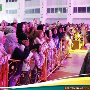 Suasana malam puncak Padang Panjang Festival (PaPa Fest) 2024 berlangsung meriah, Sabtu (7/12/2024) malam di Gedung Serbaguna Sport Center. Foto: Kominfo Padang Panjang