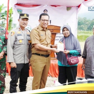 Penjabat (Pj) Wali Kota Sonny Budaya Putra, A.P., M.Si, ketika salurkan paket bantuan sarana produksi untuk Gerakan Tanam Cabai, Selasa (10/12/2024) di Hamparan Sigata, Kelurahan Ganting. Foto: Kominfo Padang Panjang