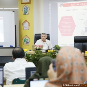 Prof. Maurice Fadel, Profesor INPT-ENSEEIHT-LAPLACE, University of Toulouse , France ketika berbicara di Gedung Dekanat Fakultas Teknik UNP untuk menjajaki studi doktoral (Ph.D) dan riset kolaborasi di Prancis, Selasa (10/12/2024). Foto: Humas UNP