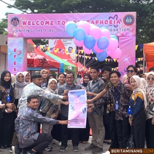 Wakil Dekan (WD) I FEB UNP, Dr. Marwan, S.Pd, M.Si ketika menghadiri Efestaphoria 2024 (Economic Business Festival Euphoria 2024) di Lapangan Fakultas Ekonomi Bisnis Universitas Negeri Padang. Foto: Humas UNP