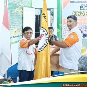Ferix Sonanda secara aklamasi kembali dipercaya sebagai Ketua Organisasi Amatir Radio Indonesia (Orari) Lokal Padang Panjang periode 2024-2027 dalam Musyawarah Lokal (Muslok) Orari Padang Panjang yang berlangsung di Aula Kantor Lurah Balai-Balai, Sabtu (7/12/2024). Foto: Kominfo Padang Panjang