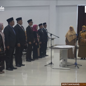 Asisten Administrasi Dan Umum Sekretarit Provinsi Sumatera Barat,  Adri Yulika, SH, M.Hum saat melantik dan mengambil sumpah sejumlah pejabat administrator eselon III dan pejabat pengawas eselon IV di lingkungan pemerintah Provinsi Sumatera Barat di Badan Pendapatan Daerah Provinsi Sumatera Barat, selasa (3/12)2024). Foto: Bapenda Sumbar