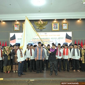 Gubernur Mahyeldi saat melantik dan mengukuhkan Pengurus Perkumpulan Solok Saiyo Sakato (S3) periode 2024-2028 di Auditorium Gubernuran, Minggu (01/12/2024). Foto: Biro Adpim Sumbar