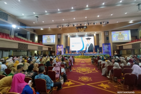 Hari kedua pelaksanaan pengukuhan guru besar UNP, Kamis (19/12) bertempat di Auditorium Kampus UNP Air Tawar Padang. Foto Humas UNP.