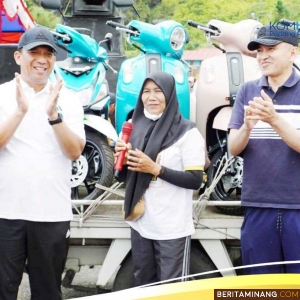 Yuli saat menerima sepeda motor dari Penjabat (Pj) Wali Kota, Sonny Budaya Putra, A.P, M.Si pada akhir acara jalan sehat itu di Lapangan Bancalaweh, Ahad (8/12/2024). Foto: Kominfo Padang Panjang