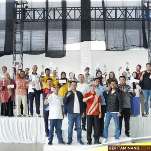 Foto bersama pemenang perlombaan memperingati Hari Ulang Tahun (HUT) ke-53 Korps Pegawai Republik Indonesia (Korpri)  di Kota Padang Panjang resmi berakhir dengan sukses, Kamis (5/12/2024) di Sport Center.  Foto: Kominfo Padang Panjang