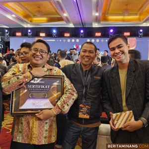 Foto bersama Kodinator Divisi Pencegahan, partisipasi masyarakat dan hubungan masyarakat (Pencegahan, Parmasy dan Humasy) Bawaslu Pessel Nurmaidi, usai menerima penghargaan dari Bawaslu RI, Selasa (17/12) di Jakarta. Foto: Humasy Bawaslu Pessel