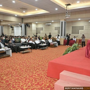 Gubernur Sumbar Mahyeldi ketika memberikan sambutan sambutan dalam Konferensi Wilayah XIII Nahdlatul Ulama Sumatera Barat yang digelar di UNP Hotel dan Convention Center, Padang, pada Sabtu (7/12/2024). Foto: Biro Adpim Sumbar