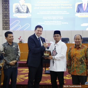 Rektor UNP, Krismadinata, Ph.D saat memberikan cindera mata ke Duta Besar Slovakia untuk Indonesia di Jakarta, Tomas Ferto dalam pertemuan di kampus UNP, Jumat (6/12/2024). Foto: Humas UNP