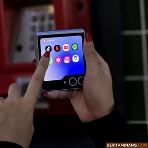 Layar Cover Screen Galaxy Z Flip6 yang lebar bisa dimanfaatkan untuk membuka beberapa aplikasi seperti TikTok.