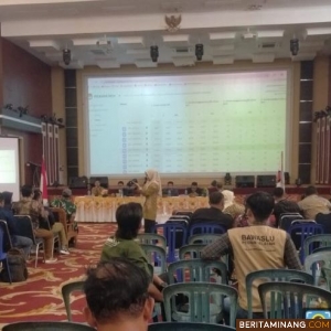 Suasana pleno KPU Pessel di Selasa (3/12/2024)  di gedung Painan Convention Center (PCC). Foto: Ist.