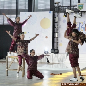 Suasana Lomba Olahraga Senam Kreasi guna semarak Hari Jadi Kota (HJK) ke-234 Padang Panjang di Gedung Serbaguna Sport Centre, Ahad (8/12/2024). Foto: Kominfo Padang Panjang
