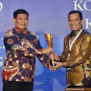 Wakil Rektor Bidang Administrasi Institut Pemerintahan Dalam Negeri (IPDN), Dr. Drs. Rizari Azhar, MBA, M.Si memberikan penghargaan Kota Terinovatif dalam ajang Penganugerahan Innovative Government Award (IGA) 2024, yang berlangsung pada Kamis (5/12/2024) di Kota Surabaya, Jawa Timur kepada Penjabat (Pj) Wali Kota, Sonny Budaya Putra, A.P, M.Si. Foto: Kominfo Padang Panjang