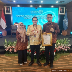 Rya Moulina, staf Dinas Perdagangan, Koperasi, dan Usaha Kecil dan Menengah (Disperdakop UKM) Padang Panjang, ketika menerima penghargaan Kontributor SP2KP Berkinerja Unggul 2024 di Auditorium Utama Kementerian Perdagangan RI, Rabu (11/12/2024). Foto: Kominfo Padang Panjang