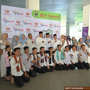 Gubernur Sumbar, Mahyeldi Ansharullah ketika meluncurkan program baru yang diberi nama Klik Gema (Klinik Konsultasi Generasi Muda Berkarakter Sumatera Barat) di Masjid Raya Syekh Ahmad Khatib Al Minangkabawi, Minggu (1/12/2024). Foto: Biro Adpim Sumbar