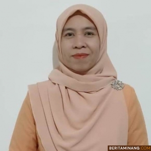 Ny. Hilma Krismadinata, Ketua Darmawanita Persatuan Universitas Negeri Padang. Foto ET.