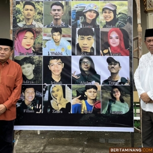 Pimpinan Universitas Negeri Padang (UNP) diwakili Sekretaris Universitas Dr. Erianjoni, S.Sos, M.Si (kanan) ketika ikut Prosesi Doa Bersama dalam rangka peringatan 1  Tahun Musibah Erupsi Gunung Marapi Jumat (6/12/2024) di Masjid Raya Batu Palano Kecamatan Sungai Puar Kabupaten Agam. Foto: Humas UNP