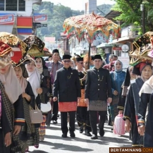 Penjabat (Pj) Sekretaris Daerah Provinsi Sumatera Barat, Yozarwardi, ketika menuju lokasi  tradisi Makan Bajamba yang digelar Minggu (1/12/20240 di Lapangan Segitiga Ombilin, Sawahlunto. Foto: Kominfo Sawahlunto