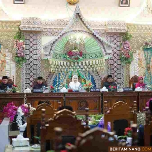 Suasana puncak Peringatan Hari Jadi Kota Sawahlunto 2024, Minggu (1/12/2024), dalam Rapat Paripurna di Ruang Rapat DPRD Kota Sawahlunto. Foto: Humas DPRD Sawahlunto