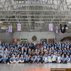 Bazar Festival Kewirausahaan dengan tema "Pasar Kata: Muda Berkarya Berani Berinovasi dan Kreatif" bertempat di Medan Nan Balinduang Kampus FBS UNP Air Tawar Padang pada Rabu (4/12/2024). Foto: MR