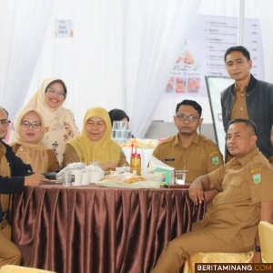 Kepala Dinas Perdagangan, Koperasi dan Usaha Kecil dan Menengah (Perdakop UKM), Javie Carter Eka Putra, MT bersama Pj Sekdako Padang Panjang di lakasi acara Padangpanjang Festival (Papa Fest) 2024 yang digelar di Kawasan Sport Center. Foto: Kominfo Padang Panjang