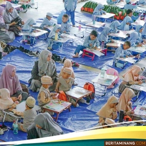 Suasana ketika anak-anak Taman Kanak-Kanak (TK) dan Raudhatul Athfal (RA) se-Kota Padang Panjang mengikuti Lomba Mewarnai dalam rangkaian kegiatan Papa Fest 2024, Senin (9/12/2024) di Gedung Serbaguna Sport Center. Foto: Kominfo Padang Panjang
