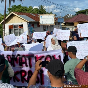 Suasana aksi damai ke kantor Bawaslu Kota Payakumbuh di Jl. Jeruk no. 67 Kelurahan Kubu Tapakrajo, Kubu Gadang Kecamatan Payakumbuh Utara terkait dugaan money politik, Rabu (4/12/2024). Foto:NW