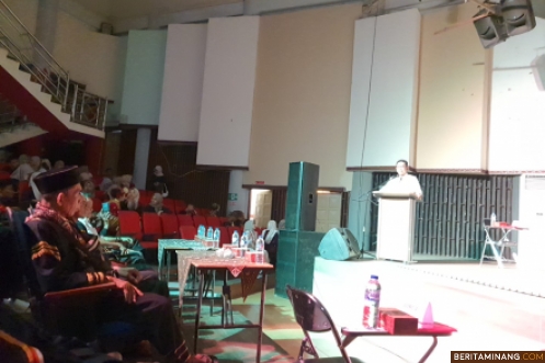 Rektor Krismadinata, Ph.D. membuka secara resmi kegiatan Festival Tari Kreasi dan Silat Tradisi yang diselenggarakan pada Senin (16/12) bertempat di Teater Tertutup Mursal Esten Kampus FBS UNP Air Tawar Padang. Foto MR