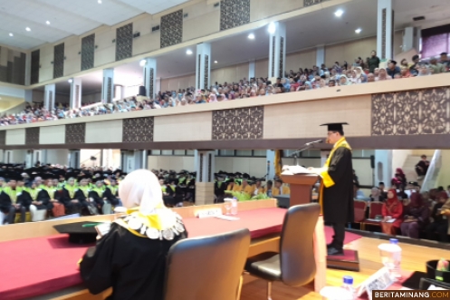 Rektor Universitas Negeri Padang pada wisuda ke-137 bertempat di Auditorium Kampus UNP Air Tawar Padang pada Sabtu (14/12).
