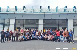 Rombongan study pers Diskominfo Bukittinggi dengan wartawan media yang bekerjasama dengan Pemko Bukittinggi foto bersama dengan jajaran Diskominfotiksan Dumai,Selasa(24/12)