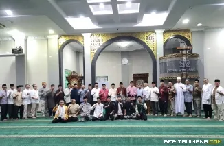 Kegiatan Subuh Mubarak Universitas Negeri Padang bertempat di Masjid Raya Al-Azhar Kampus UNP Air Tawar Padang pada Jumat (27/12). Foto ET.