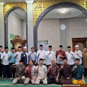 Kegiatan Subuh Mubarak Universitas Negeri Padang bertempat di Masjid Raya Al-Azhar Kampus UNP Air Tawar Padang pada Jumat (13/12). Foto ET.