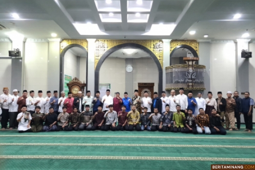 Kegiatan Subuh Mubarak Universitas Negeri Padang bertempat di Masjid Raya Al-Azhar Kampus UNP Air Tawar Padang pada Jumat (20/12). Foto ET.
