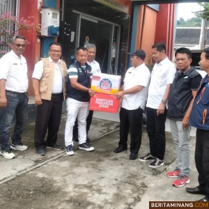 Tim Dinas Sosial Sumbar ketika menyerahkan bantuan banjir untuk para warga di Kabupaten Pessel, Rabu 4 Desember 2024. Foto: Biro Adpim Sumbar