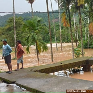 Banjir yang menggenang kawasan pemukiman dan menutupi jalan di Kabupaten Pesse, Senin (2/12/2024). Foto: BPBD Pessel
