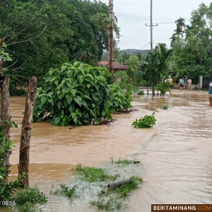 Warga di Pessel menerobos banjir yang melanda kawasan pemukiman mereka. Foto: BPBD Pessel