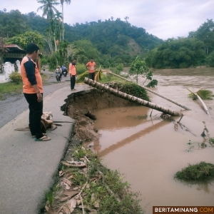 Kondisi kerusakan jalan akibat terjangan banjir di sejumlah kecamatan di Kabupaten Pessel, Senin (2/12/2024). Foto: BPBP Pessel