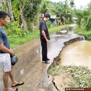 Kondisi jalan yang rusak akibat banjir di Pessel, Senin (2/12/2024) kemaren. Foto: BPBD Pessel