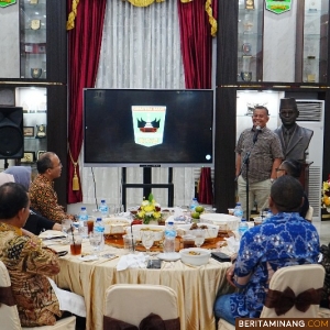 Wakil Menteri UMKM, Helvi Yuni Moraza ketika acara temu ramah yang bertujuan membahas arah kebijakan UMKM dan koperasi untuk menciptakan ekonomi yang inklusif dan berkelanjutan di Istana Gubernuran Sumatera Barat, Selasa (03/12/2024). Foto: Kmf Sbr