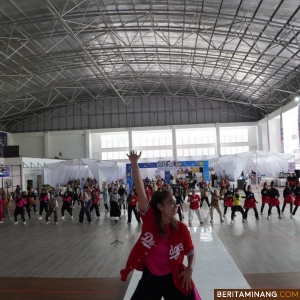 Suaana senam zumba di Gedung Serbaguna Sport Center Padang Panjang, Ahad (8/12/2024). Foto: Kominfo Padang Panjang
