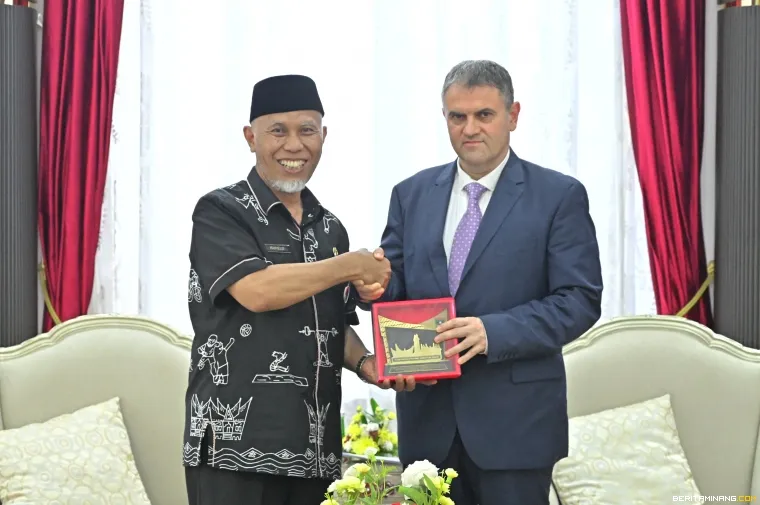 Gubernur Mahyeldi ketika memberikan cindera mata ke Dubes Romania.