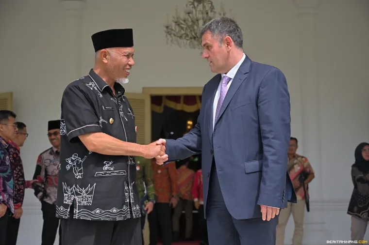 Gubernur Mahyeldi bersama Dubes Romania.